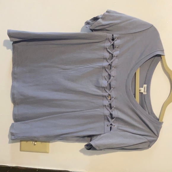 Large top with front crisscross detail. - Picture 1 of 3